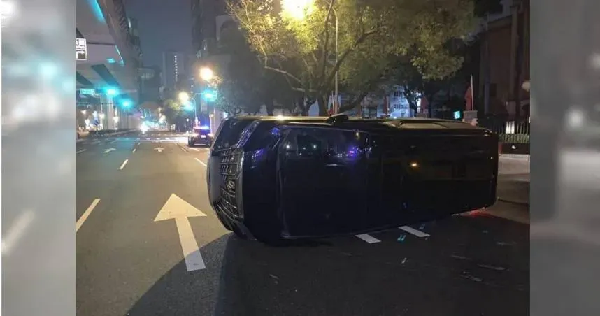 台中300萬名車凌晨翻路中央　駕駛肇事落跑警將究責