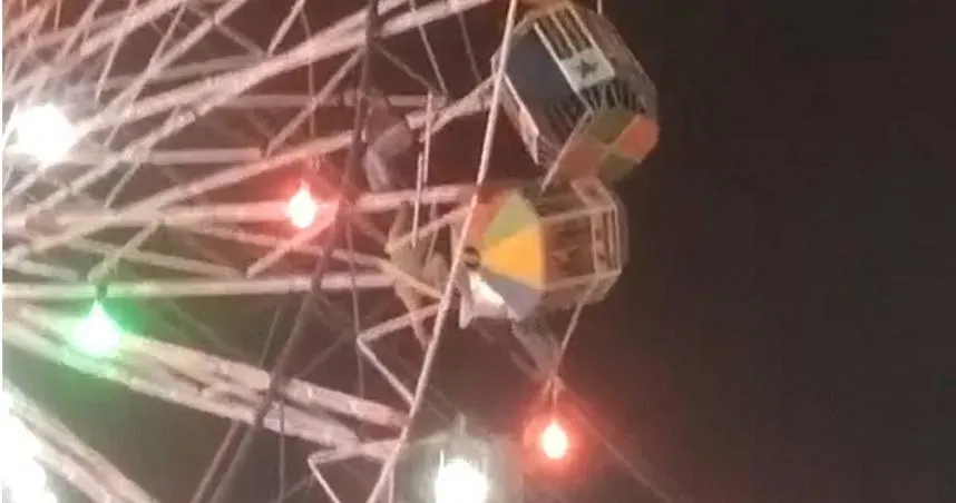 影/超驚險！印度遊樂園摩天輪故障　消防員搏命徒手攀爬救人