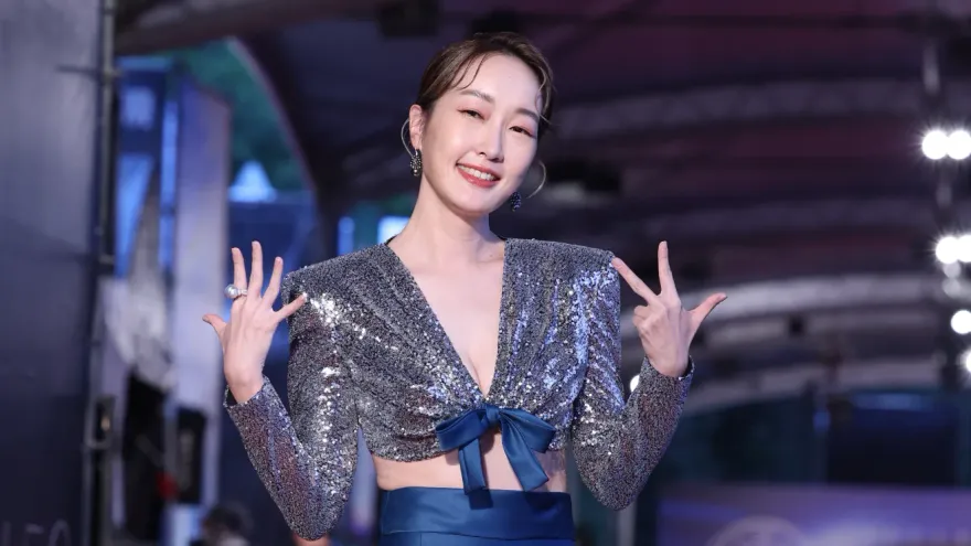 金鐘獎/巴鈺「深V中空禮服」辣翻紅毯！星光大道露半球超吸睛