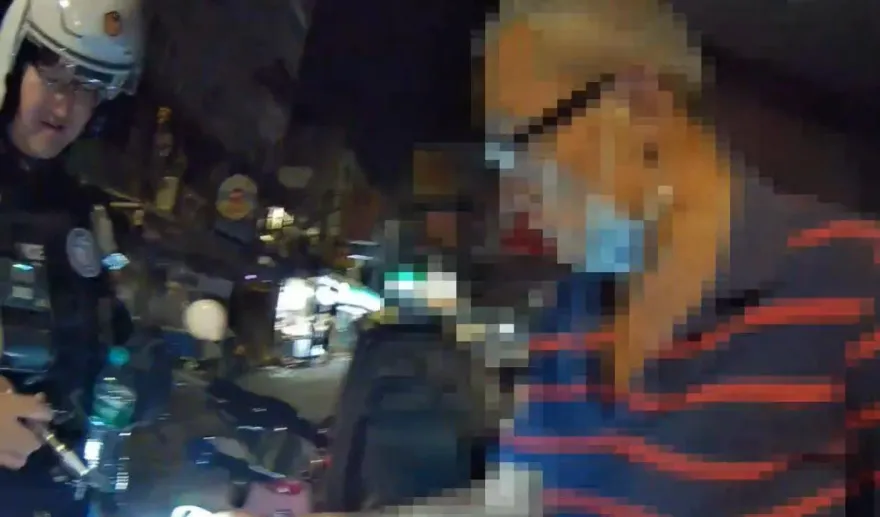 影/男子無照逆向遭警攔查　鞋底藏毒被抓包送辦