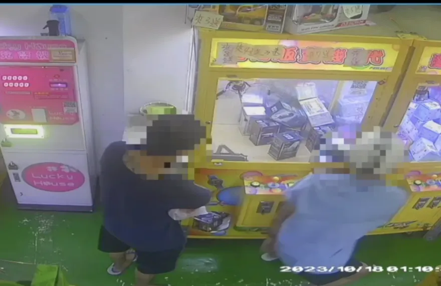 影/傻賊自投羅網！2度光顧娃娃機店　老闆氣炸報警逮人