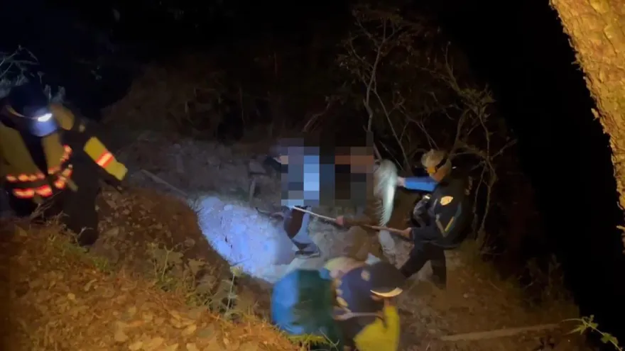 影/攀玉山突中風！嘉義57歲男登山客病發求援...救難隊急揹下山　火速送醫院