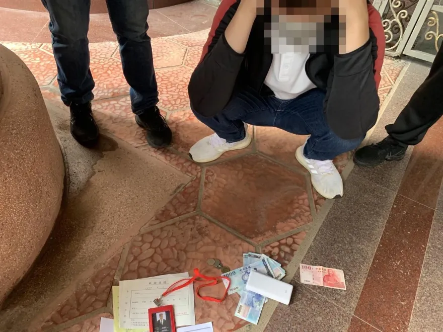 影/詐騙集團假投資「要他付300萬」！18歲車手取款遭警民合力逮獲