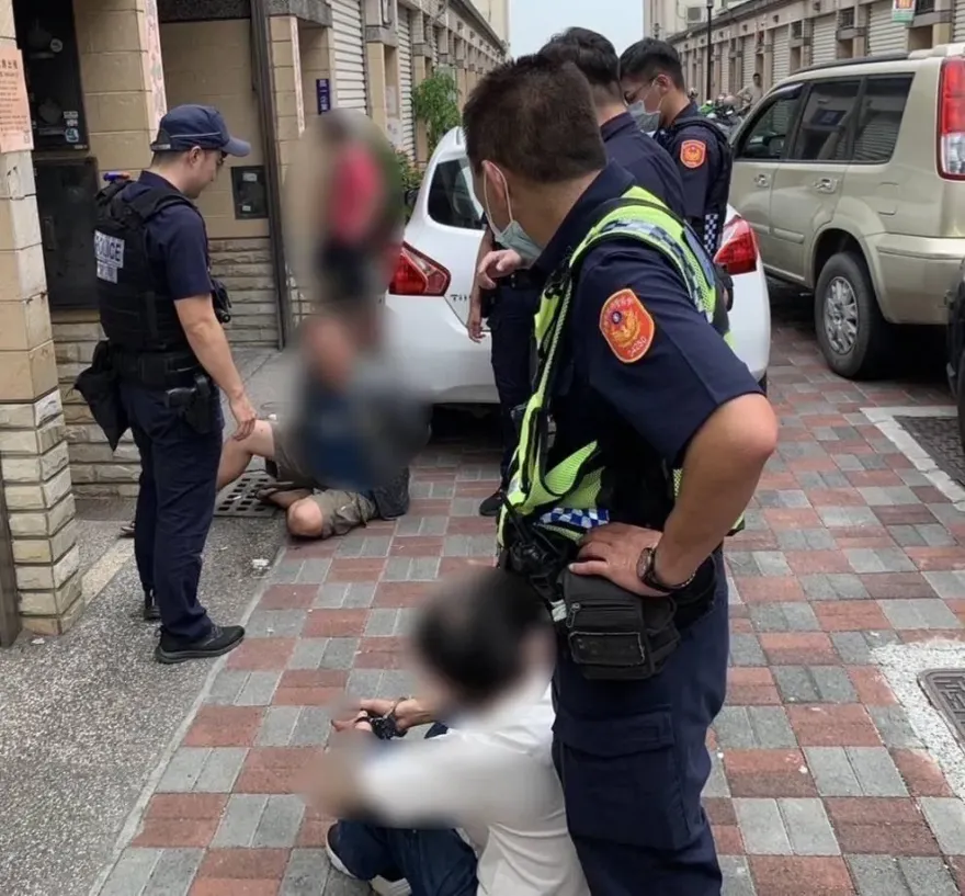 影/高雄通緝犯開失竊車輛遭攔查！暴衝警員遭壓制逮捕