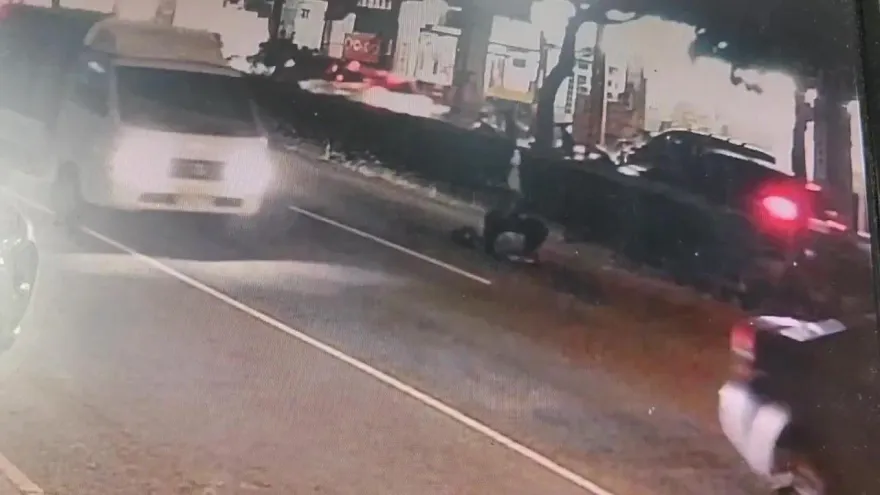 影/台中女大鬧街頭！下秒變「大法師」跪爬快車道數十米　網友：中邪？