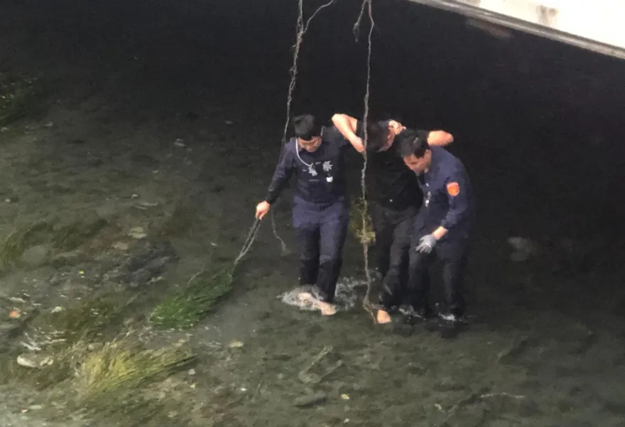 影/酒駕肇逃「玩命跳橋」！遭警消聯手揪出腳扭傷被法辦　再吞4罰單