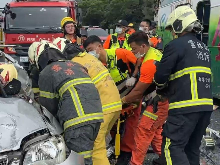 快訊/國3雲林斗六遊覽車驚悚車禍　母子車尾窗噴出雙雙慘死