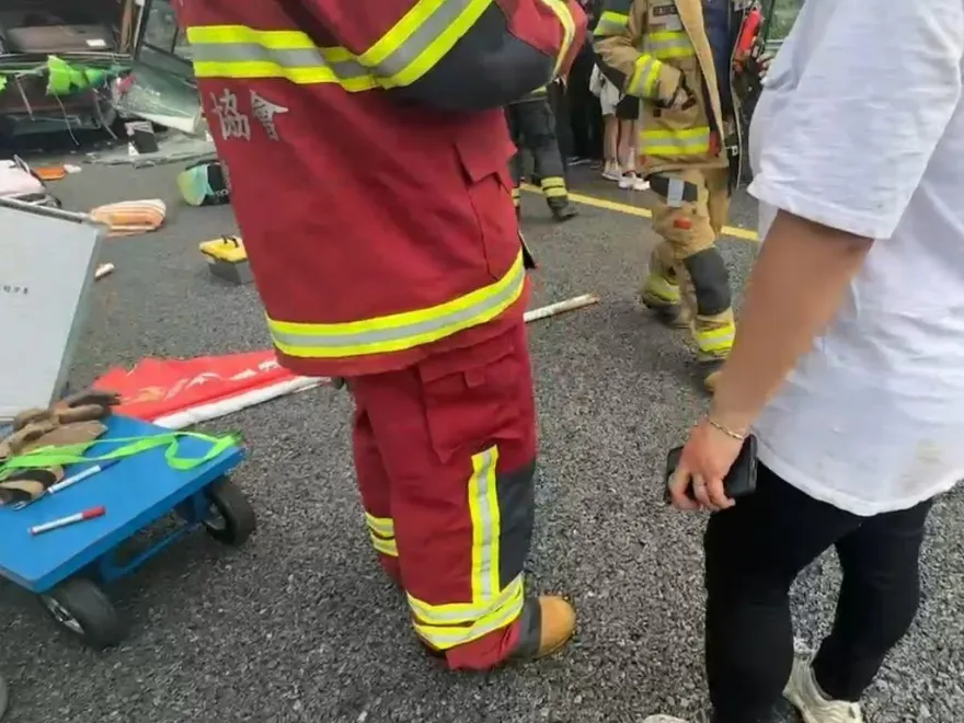 快訊/乘客還原驚悚瞬間！司機狂按喇叭仍撞車　他驚見「同事老婆渾身是血」