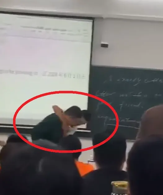影/上課玩手機被沒收！男學生暴走「2度鎖喉」攻擊老師　同學急衝上前勸阻