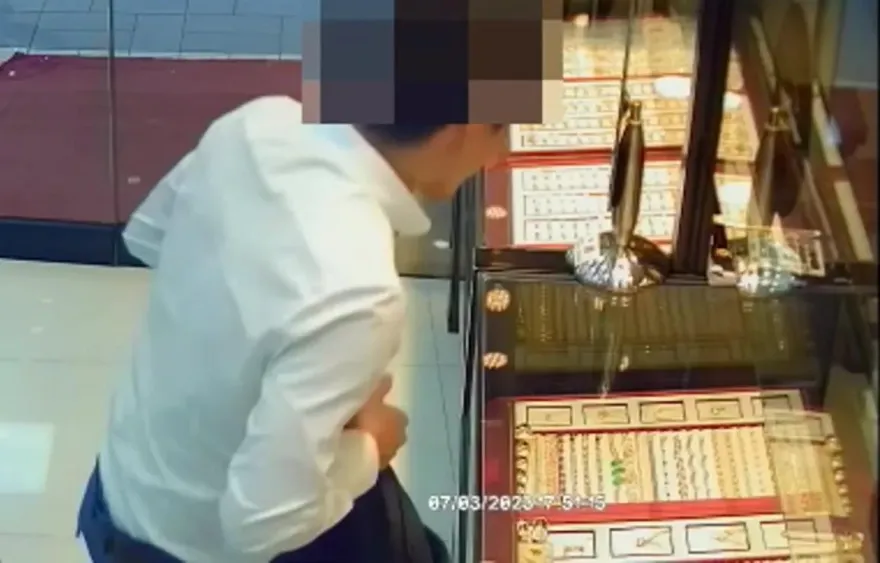 影/西裝男260萬買金條！一邊拿貨、一邊人民幣凍結　警逮2男