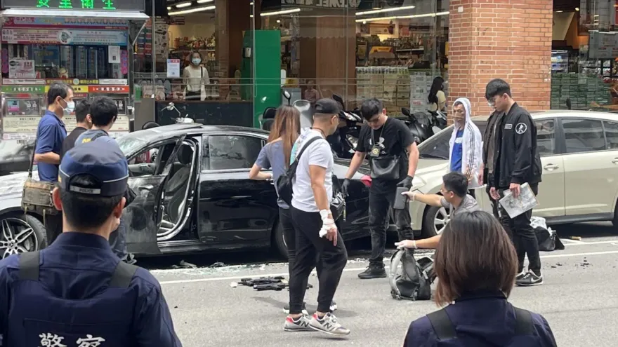 影/攻堅片！2槍砲要犯抗補撞警遭逮　車搜出衝鋒槍等9槍如「行動軍火庫」