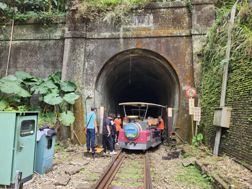 影/三義鐵道車出軌意外！強風搧了「隧道閘門」打到車　4客嚇壞