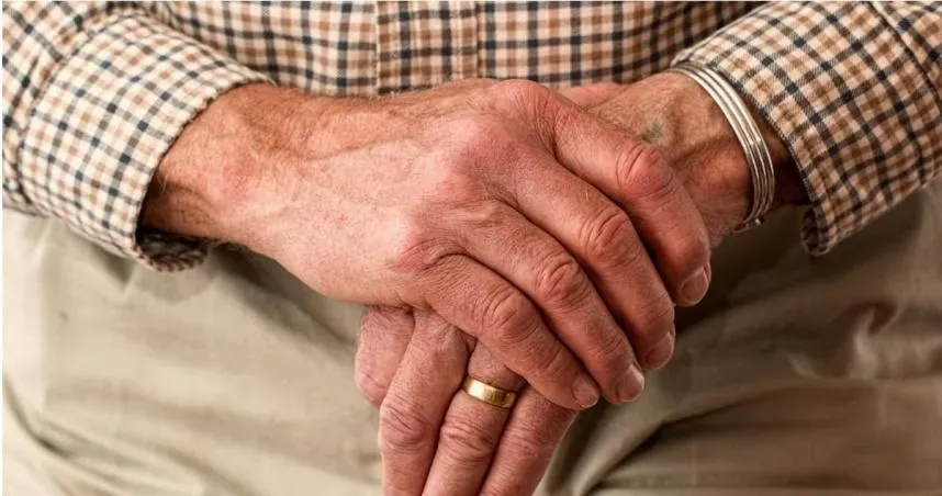 73歲阿公工時12小時幫養家！全家慘被舅舅拖累竟還「幫他養小孩」