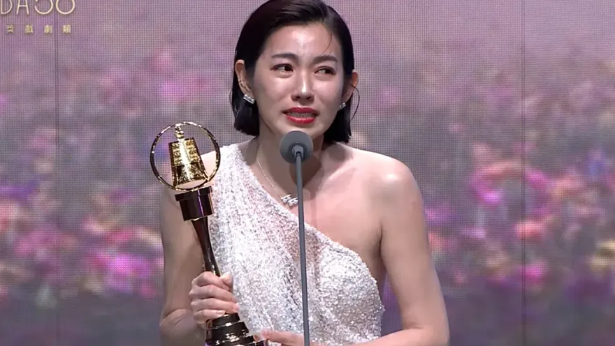 金鐘獎/ 首入圍就獲獎！米可白奪最佳女配角淚崩：我原本是兒童台姐姐