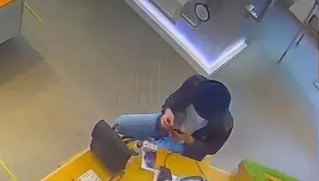 影/偷換片！手機賊挑電信門市現場偷偷「舊換新」　警逮人驚見「已在服刑」