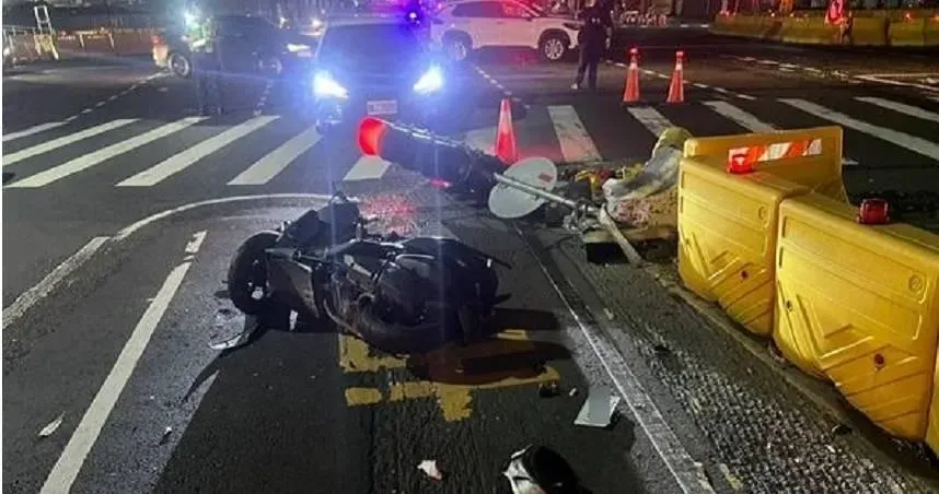 高雄18歲無照女闖紅燈猛撞休旅車　「機車噴飛腰斬紅綠燈」釀2傷