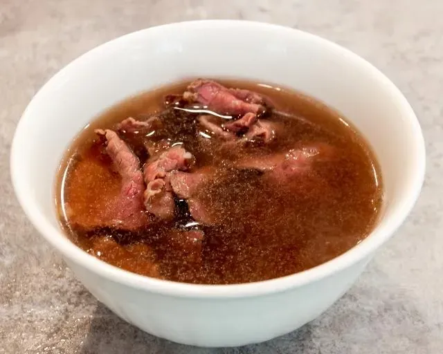 他天天喝「牛肉湯」當早餐　就醫一照驚見2.5公分息肉慘罹「早期大腸癌」！