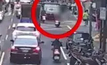 影/驚！孩子車上打翻東西釀爭吵　夫駕車失控車門「離奇開啟」妻女慘摔出