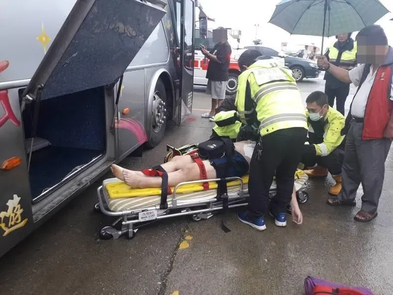 嚇壞！台中男喝茫躺進遊覽車「行李室」睡覺猝死　出遊離奇丟命