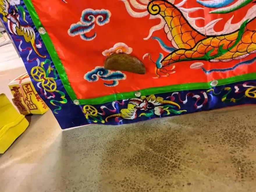 神蹟出現！他擲筊竟「黏在神桌八仙彩」　信眾超狂身分曝光