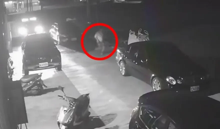 影/沒開大燈拒檢棄車逃！2男田埂躲警　車滑行撞賓士