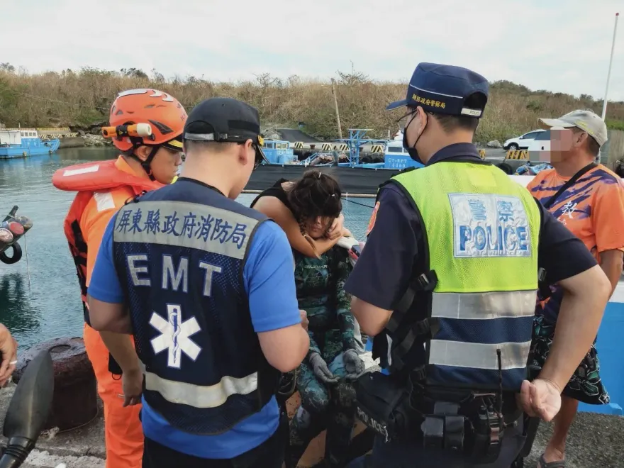 鵝鑾鼻女潛水客受困礁岩　海巡入夜前尋獲失聯女