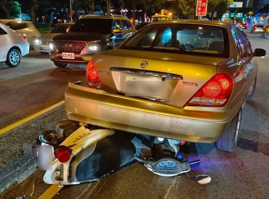 影/毒蟲拒檢狂飆撞警車　被捕癱軟哭喊「藥在包包裡」