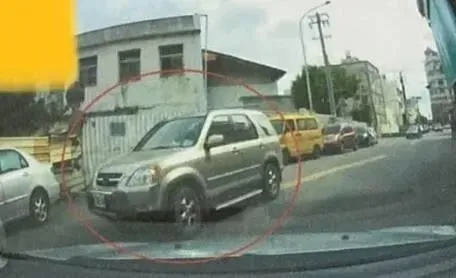 閃違停跨越雙黃線結果挨罰能不能撤紅單？他悶爆po網警方後續這樣處置