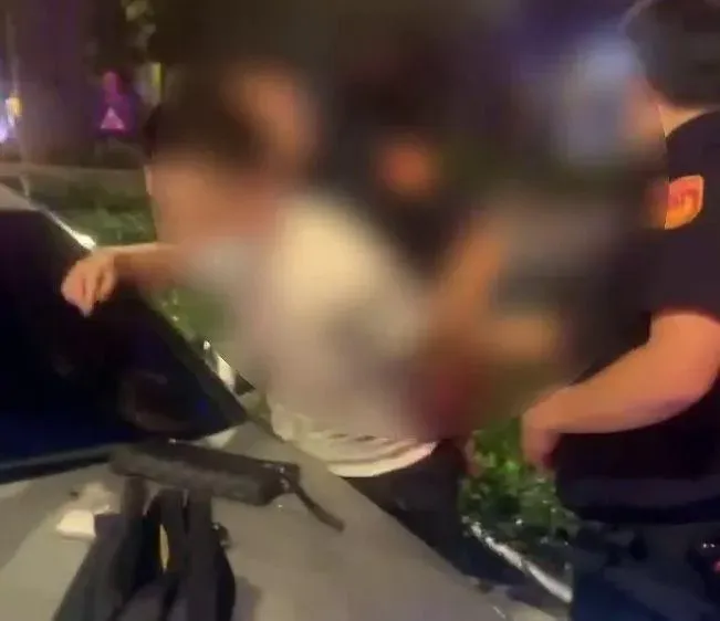 影/中和男載女友闖紅燈拒檢　警追破窗「一查竟是通緝犯」搜出安毒