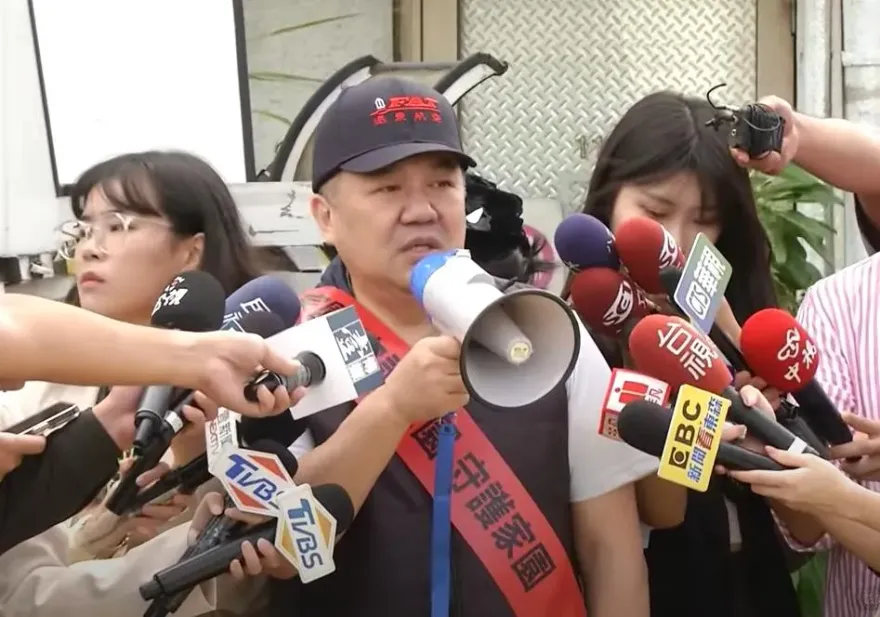 影/不服遠航總部被強拆！張綱維率隊丟雞蛋抗議　大聲公怒嗆