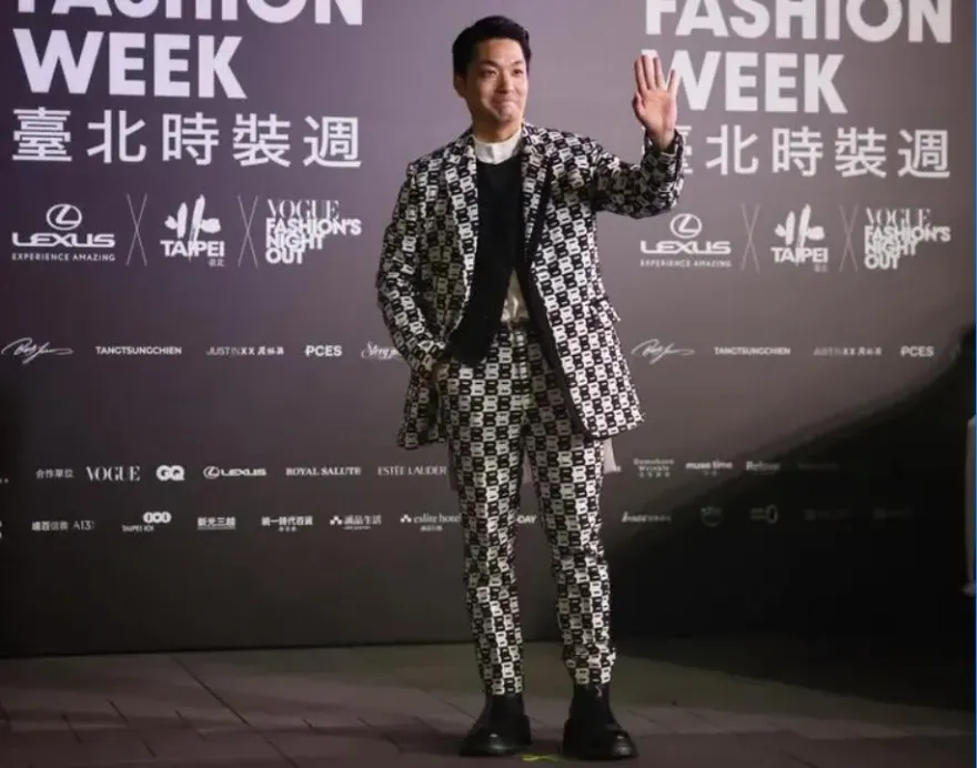 帥炸了！市長蔣萬安時尚周「一襲黑白格裝」氣勢出場　簡直男模伸展台