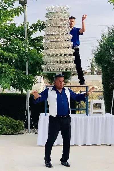 影/62歲翁頭頂319個酒杯跳舞打破金氏世界紀錄　直言「喜歡看大家緊張表情」