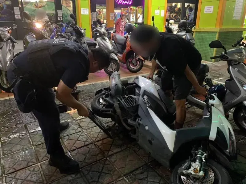 影/高雄男機車中柱卡水溝蓋　警化身「大力水手」順利脫困