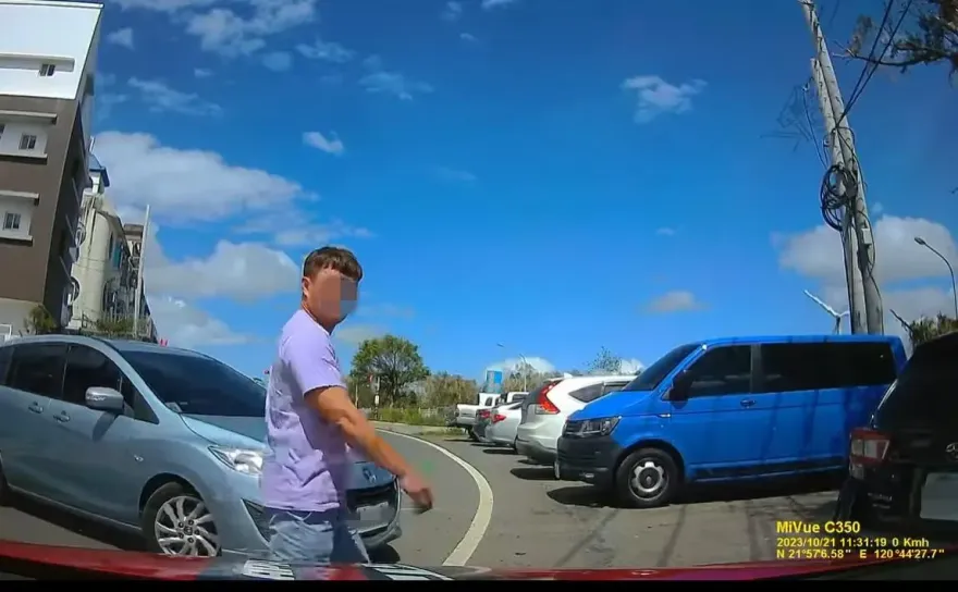 影/囂張！恆春「人肉搶車位」逆向車神速卡入　網怒：快檢舉起來