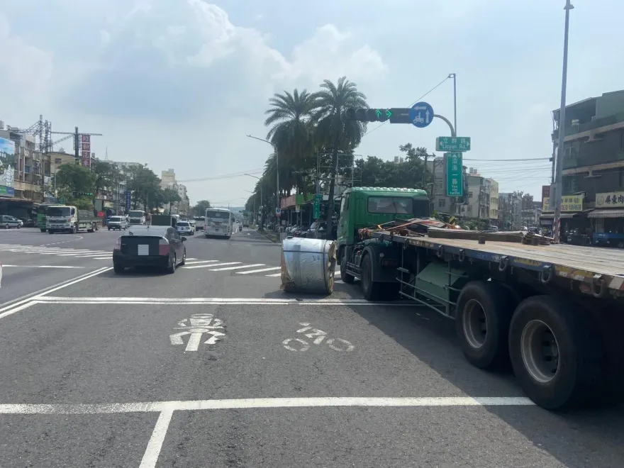 影/高雄20噸「血滴子」路上滾！小港大貨車鋼捲未綁好　駕駛可罰1.8萬