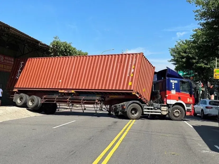 影/四線道通通被擋住！貨櫃車突「打橫」交通大癱瘓　樹林警急排除