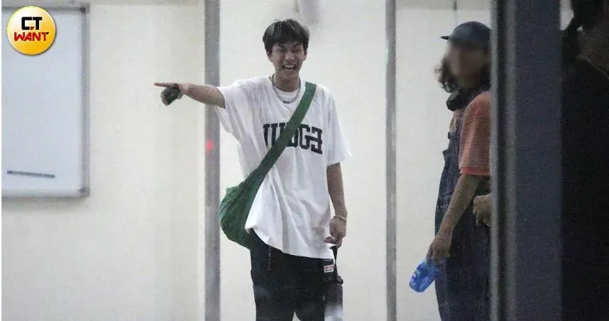 深夜約辣模吃宵夜！源少年「貢丸」樂當司機暖接送　長髮美女身份曝光