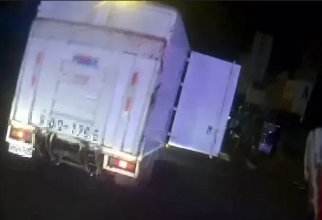 影/竹北夜半驚見恐怖「飄門」物流車　後方騎士超車同1秒險遭擊中急煞