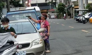 影/黑玫瑰重出江湖？高雄頭巾嬤「當街掏槍射擊」　超派架勢背後原因曝光