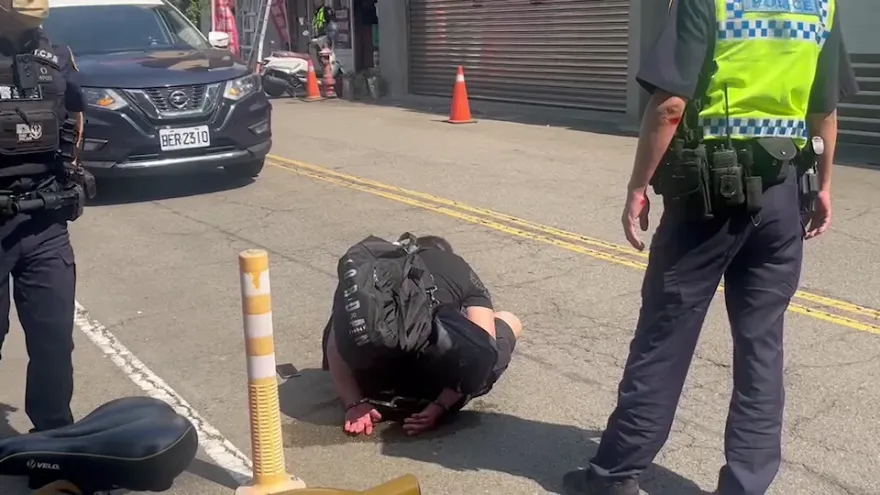 影/警匪路上緊張搏鬥！他摺疊刀抵脖　原來身藏46包毒咖啡