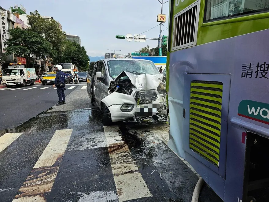 快訊/事發瞬間影像曝！北市長照專車追撞公車「車頭全毀」　竄火苗司機急撲滅