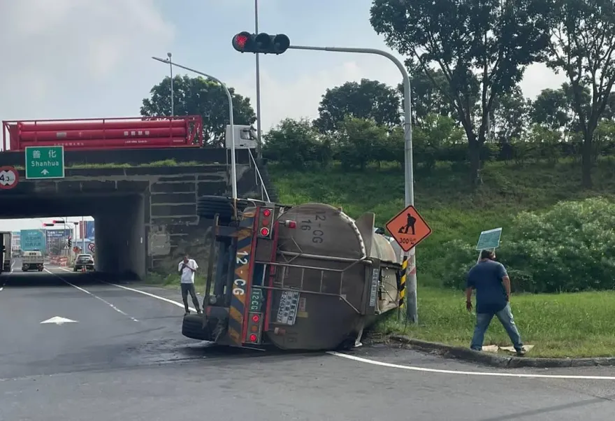 影/國1安定交流道油罐車翻覆！化學液體漏滿地　現場怵目驚心