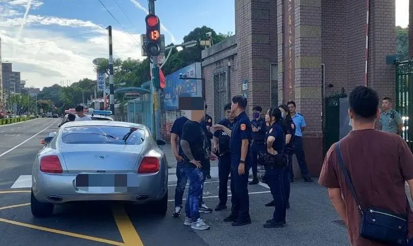 嘲諷同學染紅髮像「櫻木花道」遭圍毆！父開賓利撂人到校討公道　黑幫背景曝