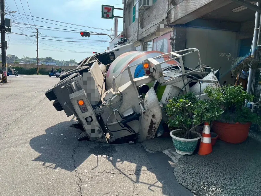快訊/高雄又見天坑！水泥車「右邊身體掉進洞」　司機自行爬出