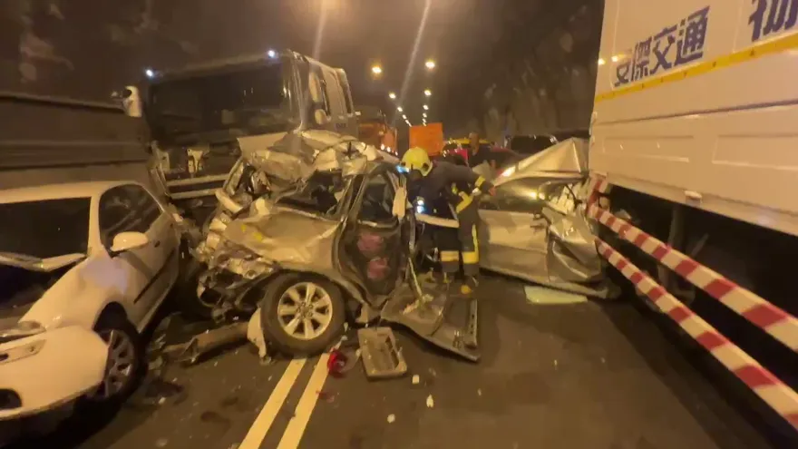 快訊/新澳隧道重大車禍！砂石車推撞16車變廢鐵　76歲男搶救不治、11傷