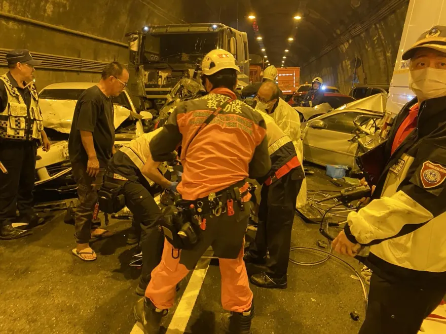 影/蘇花新澳隧道16車追撞11傷1死　人被壓車底喊「救命」