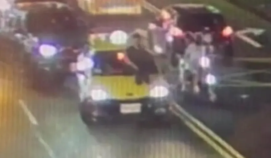 離譜！中和醉男穿越馬路爬上小黃講電話　路人傻眼大塞車