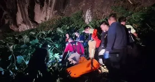 基隆忘憂谷車輛「衝破護欄」墜谷！警消空拍搜救　駕駛壓車底亡