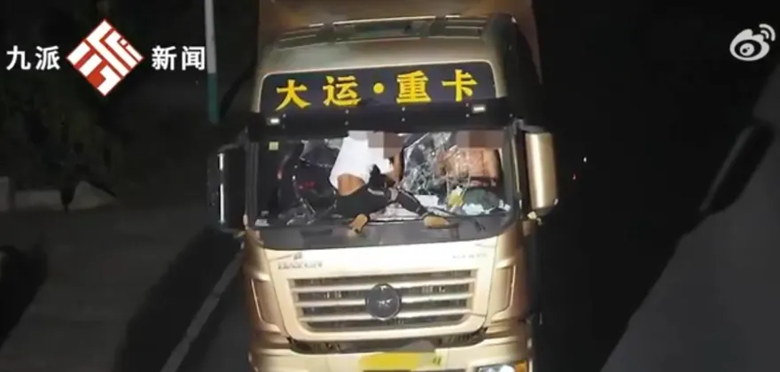 影/男子緊趴貨車擋風玻璃　司機繼續開「狂飆100公里」驚險畫面曝