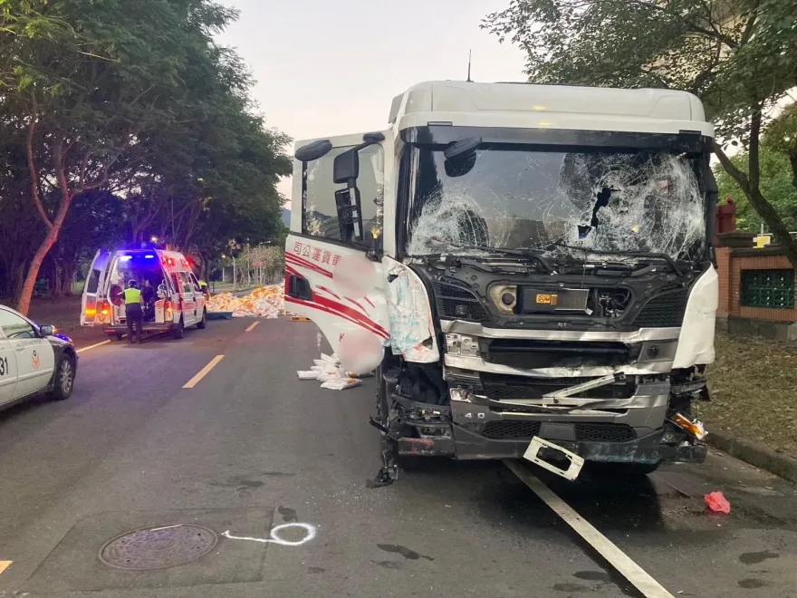 快訊/白米散滿道路！三峽拖板車撞破台北大學圍籬　1女遭「米海」淹沒受傷送醫